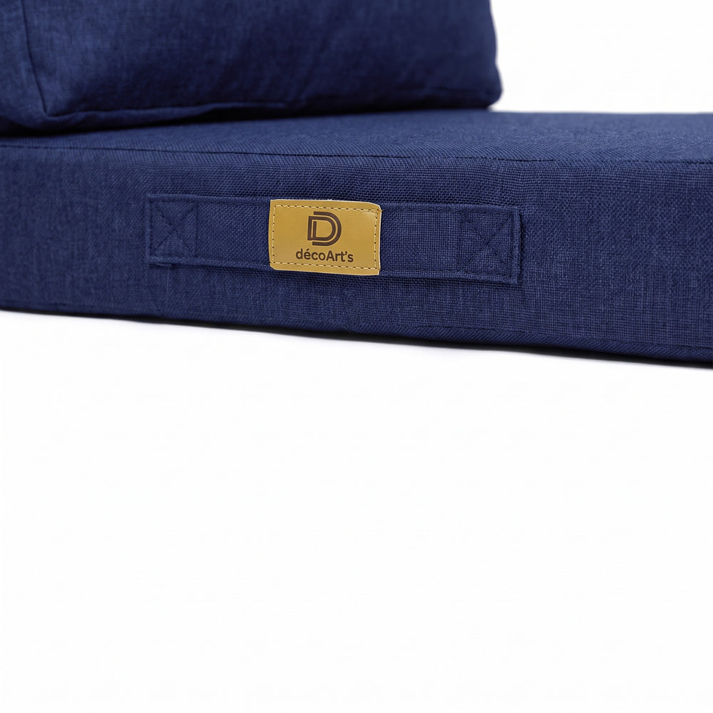 Primo piano della maniglia e dell'etichetta Deco Arts del cuscino effetto lino Blu Indaco