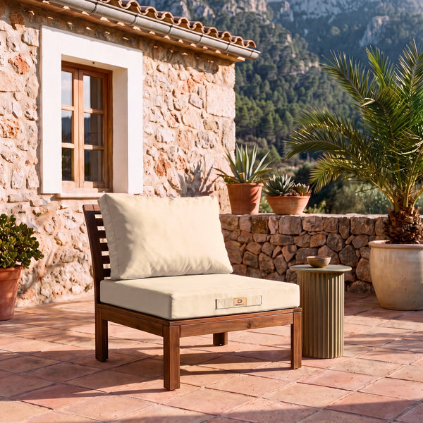 Set cuscini salotto da giardino 50x50 Beige su una poltrona in legno, terrazza di una finca maiorchina