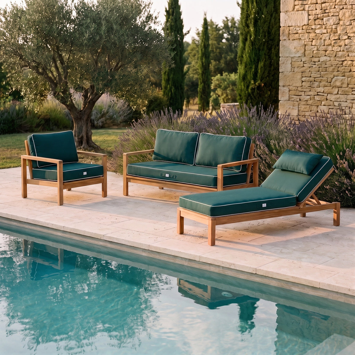 Poltrona, divano e lettino in teak con cuscini Premium verde smeraldo con profilo bianco Deco Arts a bordo piscina