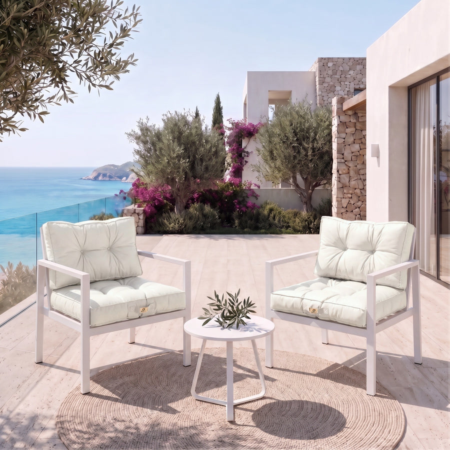 Set cuscini trapuntati 50x50 Bianco Sporco su due poltrone, terrazza vista mare