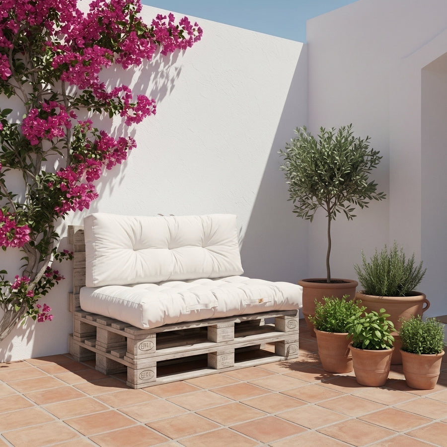 Set cuscini pallet 120x80 Bianco Sporco su un divano di pallet, terrazza fiorita
