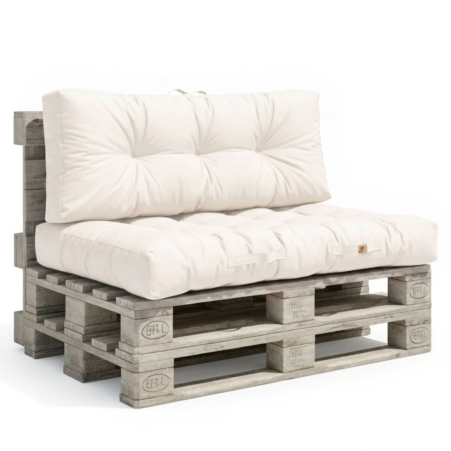 Set cuscini pallet 120x80 Bianco Sporco, seduta e schienale su un divano di pallet, fondo bianco