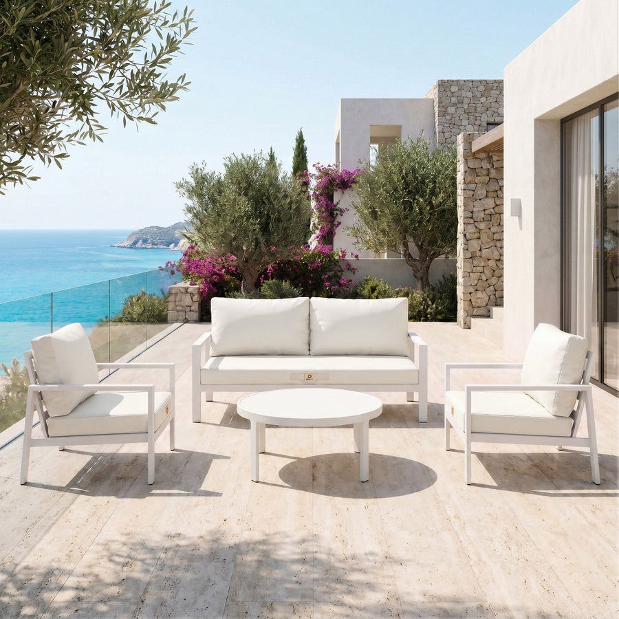 Cuscini salotto da giardino Bianco Sporco su un divano e due poltrone, terrazza vista mare