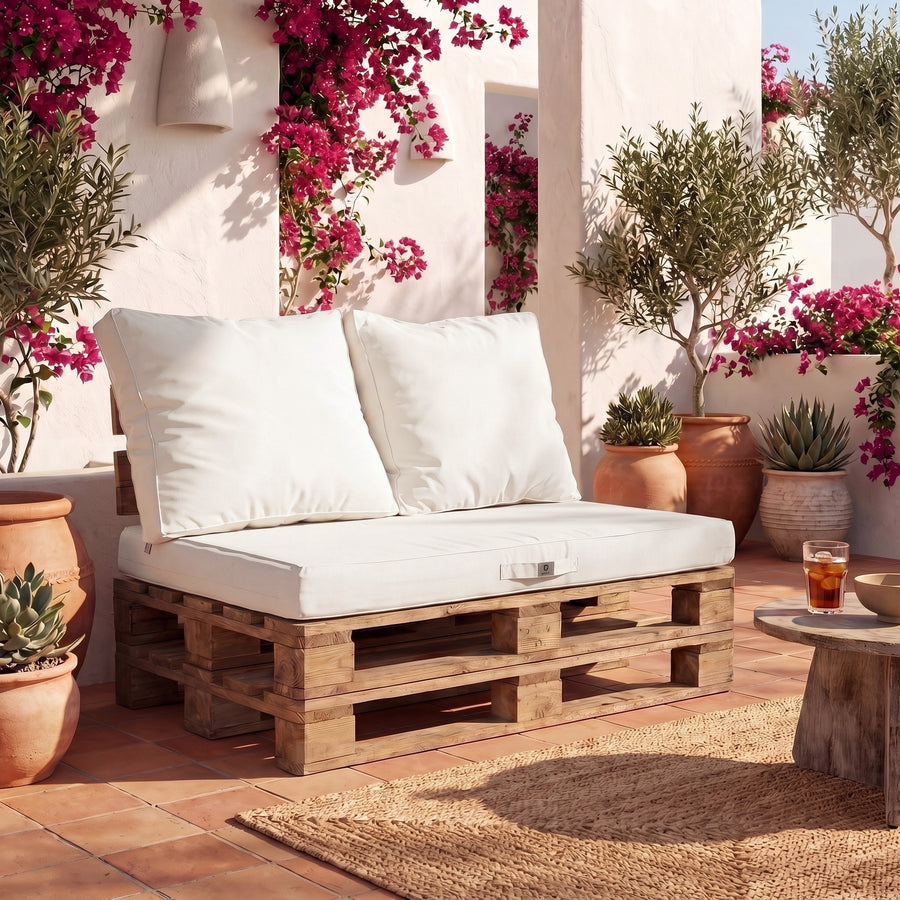 Set cuscini pallet sfoderabili 120x80 Bianco Sporco su un divano di pallet, terrazza fiorita