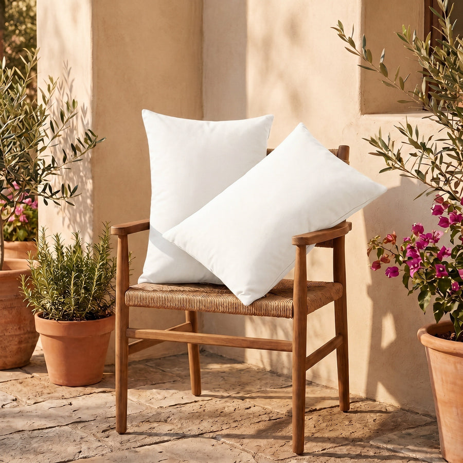 Set di 2 cuscini d'accento 60x35 Bianco Sporco su una sedia in legno, terrazza fiorita