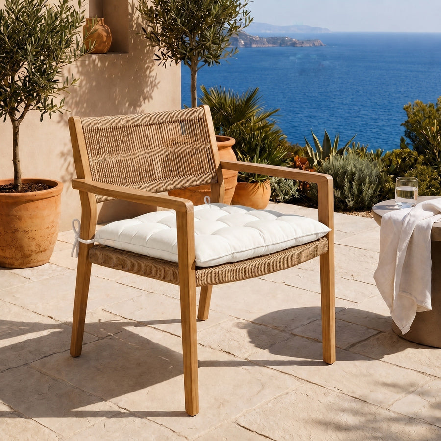 Cuscino per sedia 40x40 Bianco Sporco su una poltrona in legno, terrazza vista mare