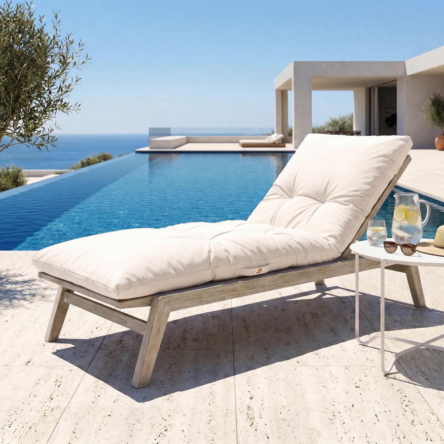Materassino lettino prendisole trapuntato 185x60 Bianco Sporco su un lettino in legno a bordo piscina