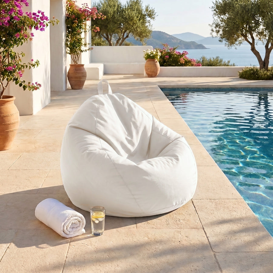 Pouf a sacco XL 110x120 Bianco Sporco a bordo piscina su una terrazza soleggiata