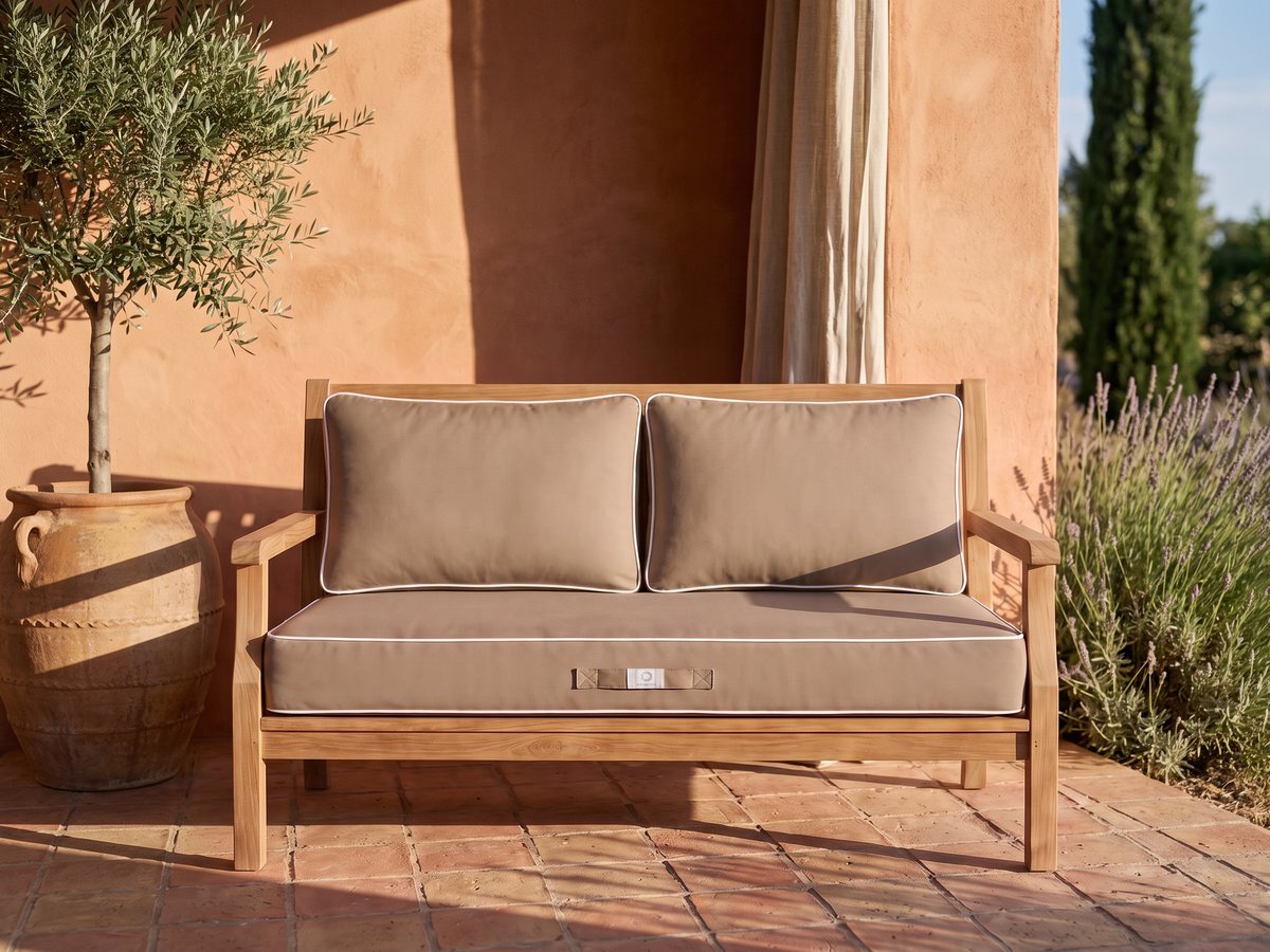 Dopo: lo stesso divano in teak con il set di cuscini Premium Moka con profilo bianco Deco Arts