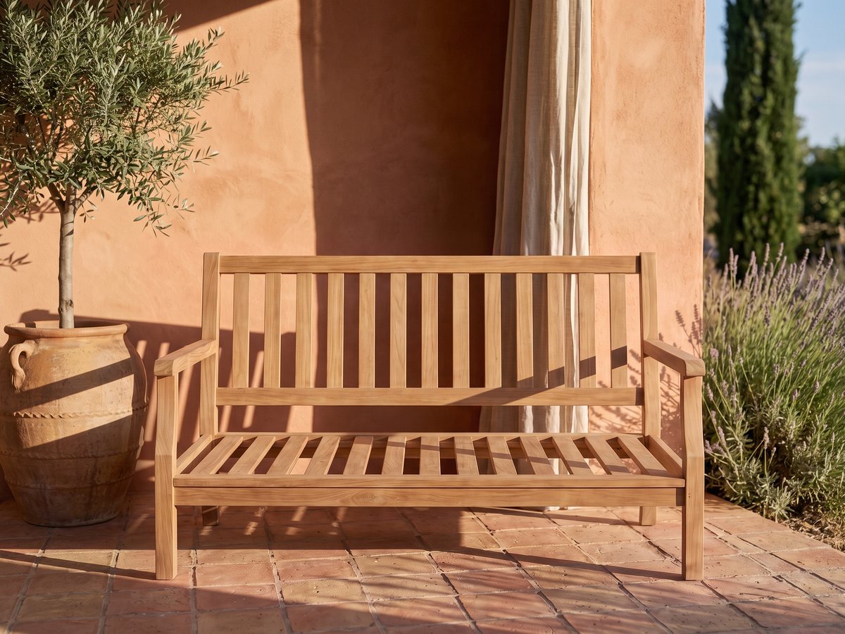 Prima: un divano da giardino in teak senza cuscini su una terrazza provenzale